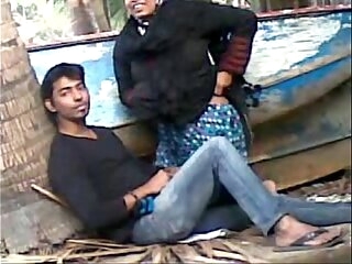 Desi couple caught shacking up outdoor